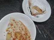 Una foto de panqueque de manzana con harina