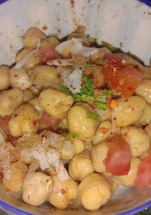 A picture of White Chana Chaat.