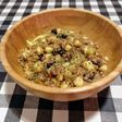 Bulgur integral con manzana fresca, ciruelas y arándanos secos