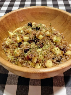 Una foto de Bulgur integral con manzana fresca, ciruelas y arándanos secos