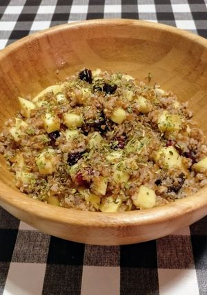 Foto principal de Bulgur integral con manzana fresca, ciruelas y arándanos secos