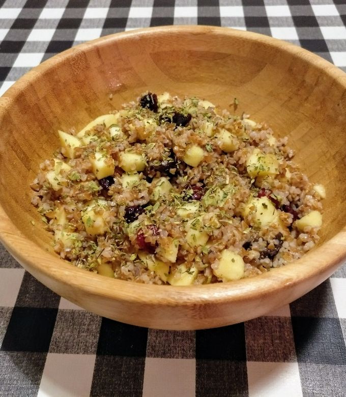 Una foto de Bulgur integral con manzana fresca, ciruelas y arándanos secos