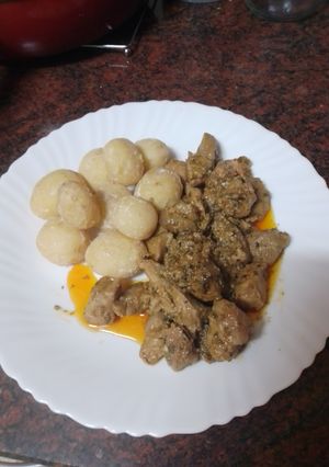 Una foto de Carne de cochino en adobo con papas arrugas