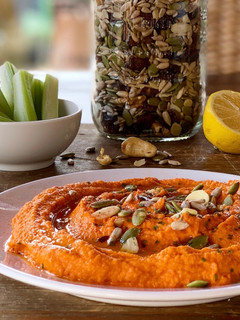 Una foto de Hummus de piquillo
