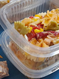 Una foto de Ensalada de pasta con pimientos del piquillo