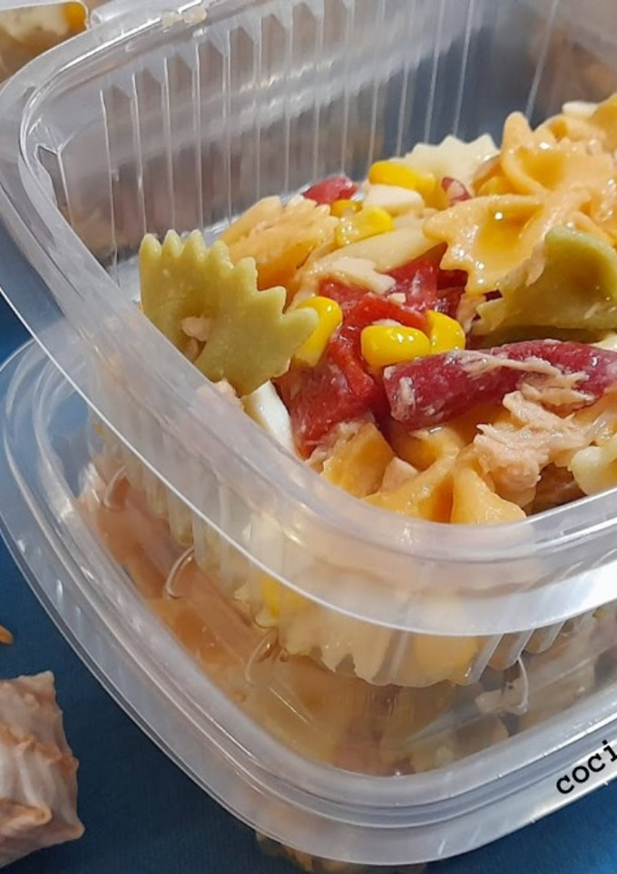 Una foto de Ensalada de pasta con pimientos del piquillo