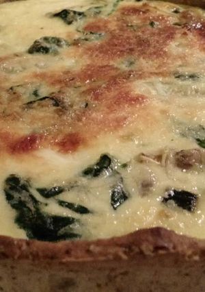 Una foto de Quiché de espinacas, champiñones y cebollas