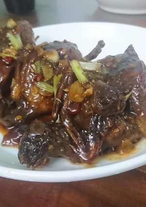 Hình của món Chim cút xào mắm me.