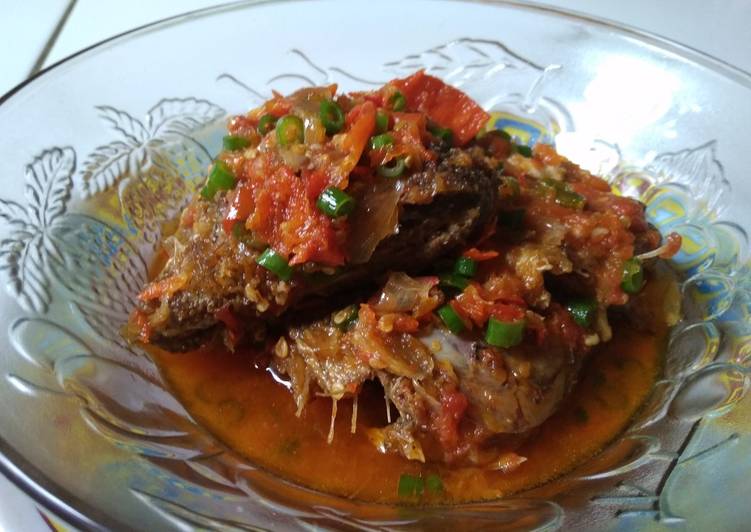 Bahan Menyiapkan Mujaer masak merah yang mudah