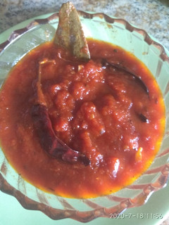 खट्टी-मिठी टोमॅटो चटणी (tomato chutney recipe in marathi) रेसिपी चे मुख्य फोटो