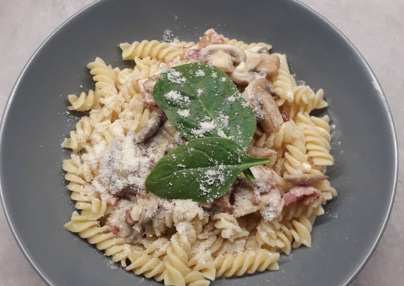 Pasta with mushroom sauce