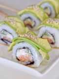 Sushi Uramaki de Salmón y Aguacate 🥑