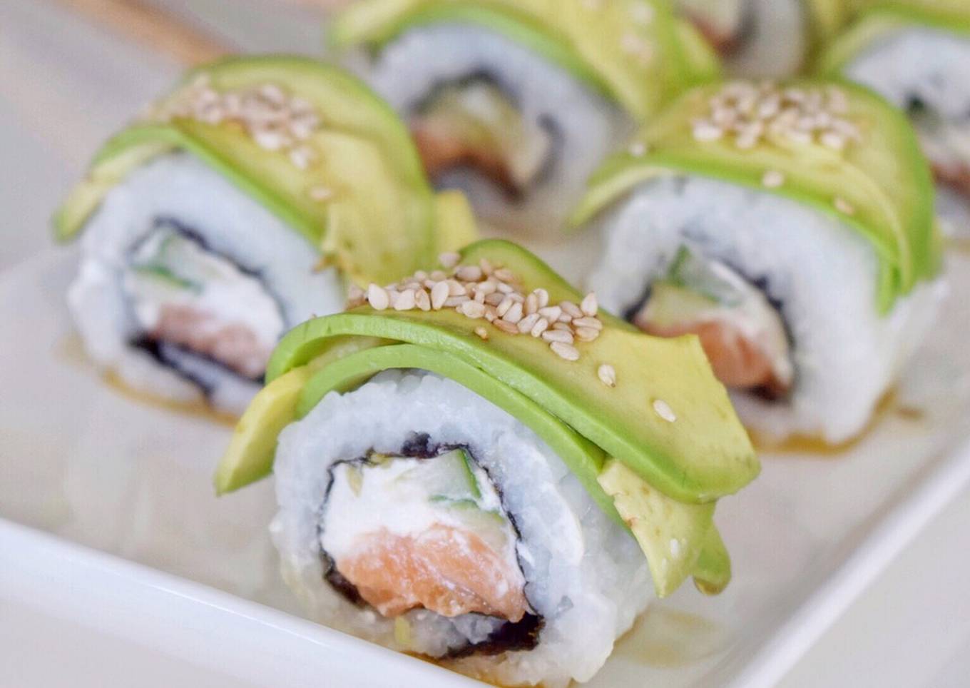 Sushi Uramaki de Salmón y Aguacate 🥑