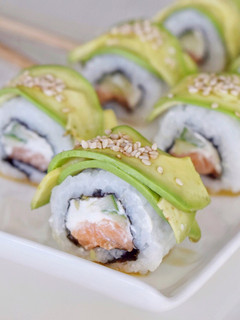 Una foto de Sushi Uramaki de Salmón y Aguacate 🥑
