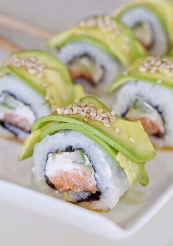 Una foto de Sushi Uramaki de Salmón y Aguacate 🥑