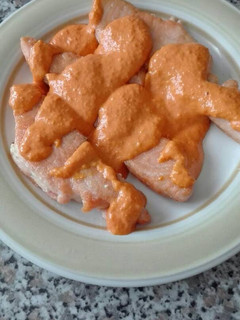 Una foto de Salmón con salsa de pimientos del piquillo