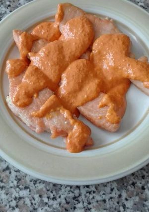 Foto principal de Salmón con salsa de pimientos del piquillo
