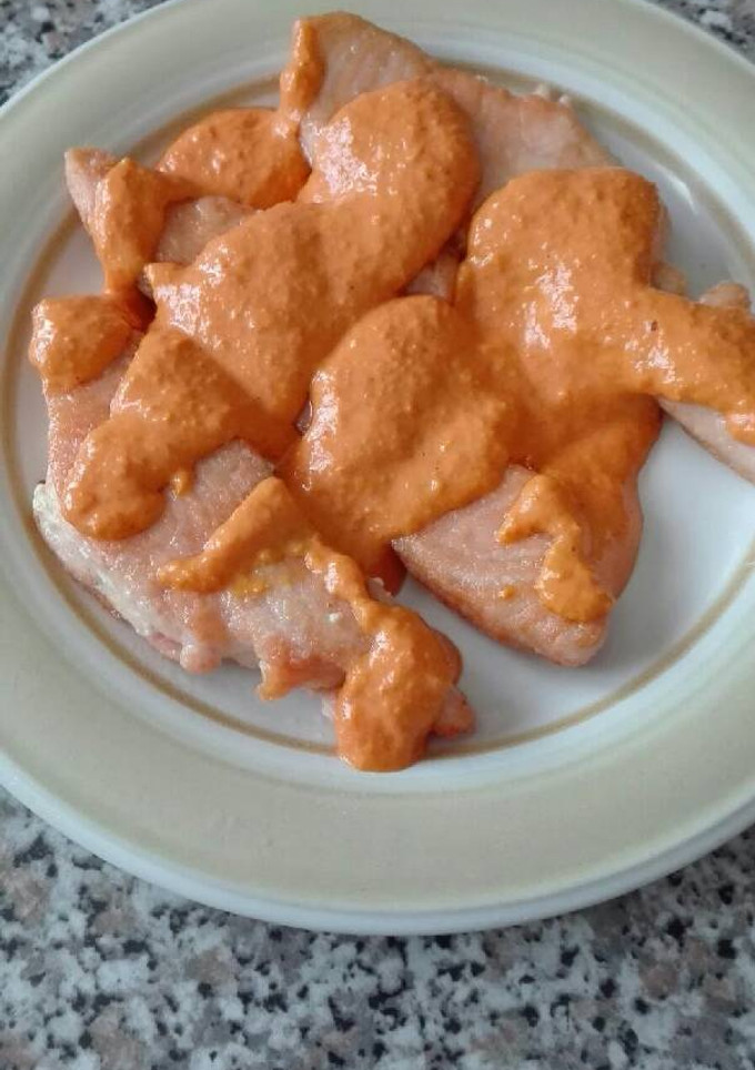 Una foto de Salmón con salsa de pimientos del piquillo