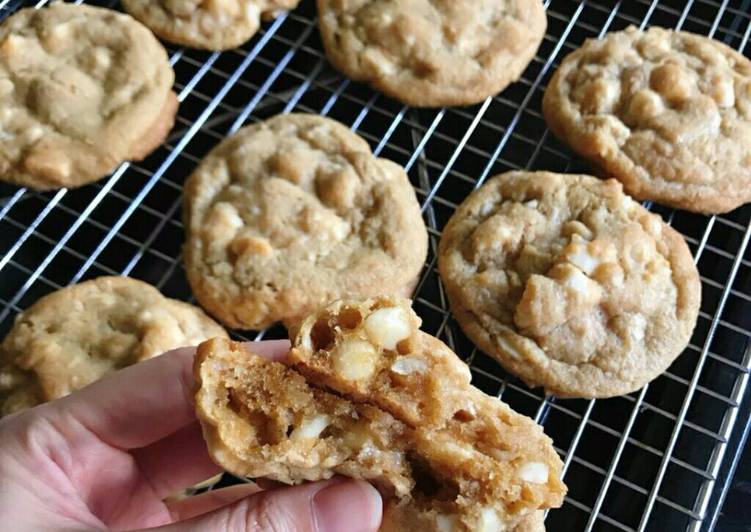 Macadamia And White Chocolate Chips Cookies