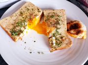 Une photo de sandwiche au œufs
