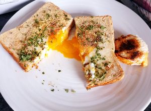 Une photo de Tartines façon croque monsieur aux œufs coulant 😋 et son toast au fromage fondu