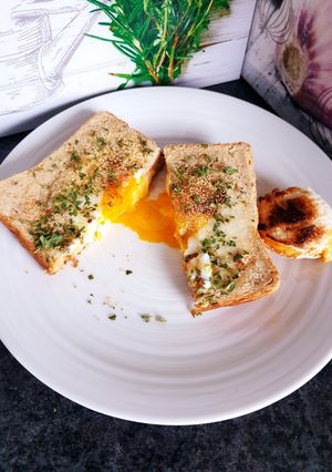Une photo de Tartines façon croque monsieur aux œufs coulant 😋 et son toast au fromage fondu