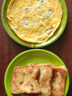 பவ்ஃபி ஆம்லெட் & ஃப்ரெஞ்ச் டோஸ்ட் (Puffy omlete & French toast) செய்முறை முக்கிய புகைப்படம்
