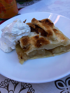 Una foto de Strudel de manzana o pera