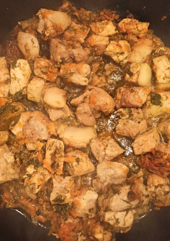 Тушкована свинина з овочами