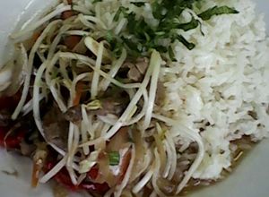 Una foto de Sofrito de vegetales y raíces chinas