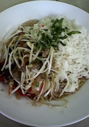 Una foto de Sofrito de vegetales y raíces chinas