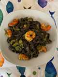 Tagliolini fatti in casa al nero di seppia con gamberoni e zucchine