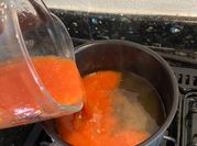Una foto de salsa de jitomate para tostada