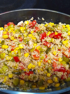 Una foto de Ensalada de quinoa a la vinagreta 😜😋