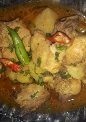 A picture of Aalu chicken ka salan🥔🍗.