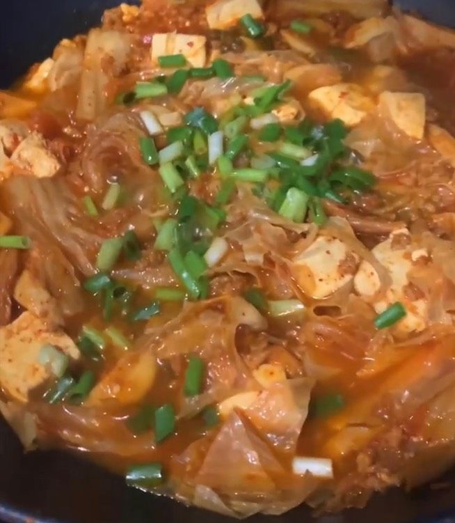 Hình của món Canh Kim Chi Nấm Kim Châm (Vegan Kimchi Soup).