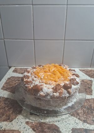 Una foto de Postre de duraznos con merenguitos y extra de coco rallado🥥🥥🍑
