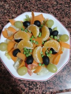 Una foto de Ensalada de guisantes y frutas
