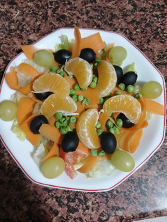 Una foto de Ensalada de guisantes y frutas