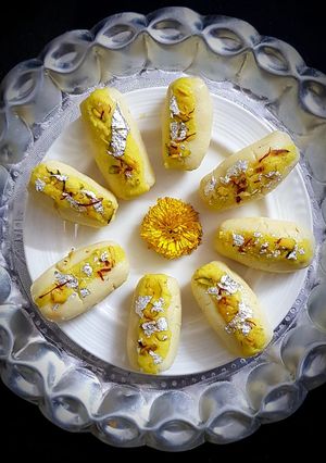 बंगाली चमचम (Bengali chomchom recipe in Hindi) रेसिपी मुख्य फोटो