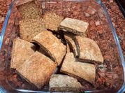 Una foto de crackers de harina de garbanzos