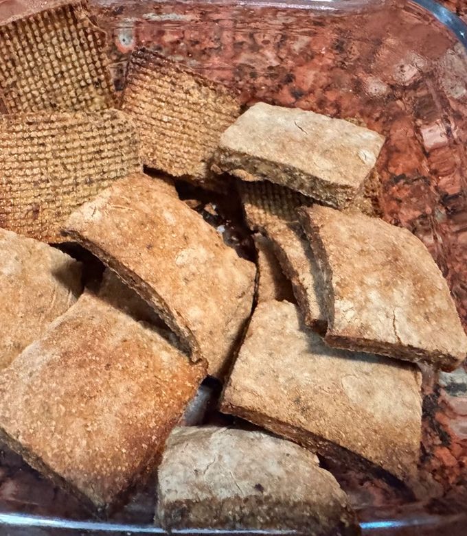 Una foto de CRACKERS de HARINA DE GARBANZO y CHÍA (muy fácil, saludables y crocantes)