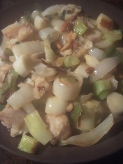 Una foto de Merluza y gambas con verduras al curry