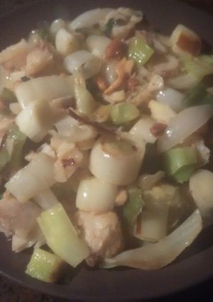 Una foto de Merluza y gambas con verduras al curry