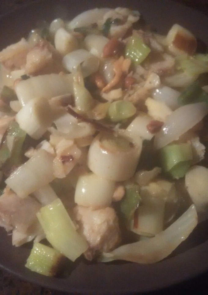 Una foto de Merluza y gambas con verduras al curry