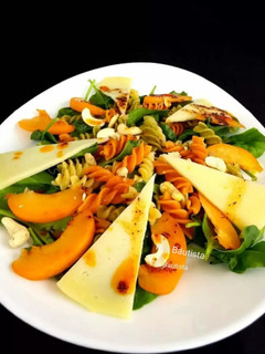 Una foto de Ensalada de pasta y espinacas frescas con albaricoque y queso