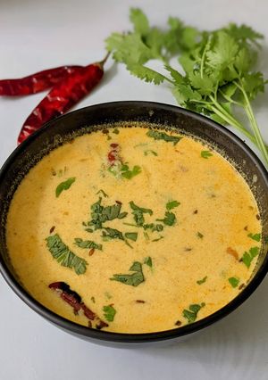 A picture of Dahi kadhi without besan.