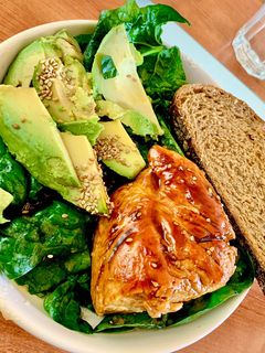 Una foto de Solomillo de pavo, espinacas y aguacate 🥑