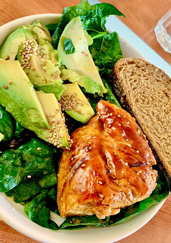 Una foto de Solomillo de pavo, espinacas y aguacate 🥑