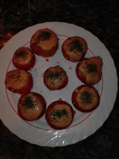 Una foto de Tomates rellenos de aguacate gambas y mejillones